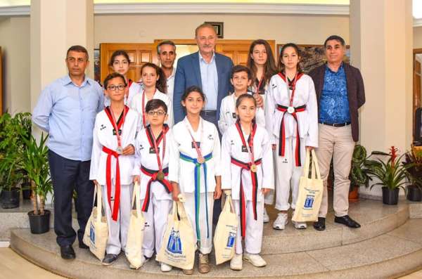 Tekvandocular başarılarını Başkan Atabay ile paylaştı
