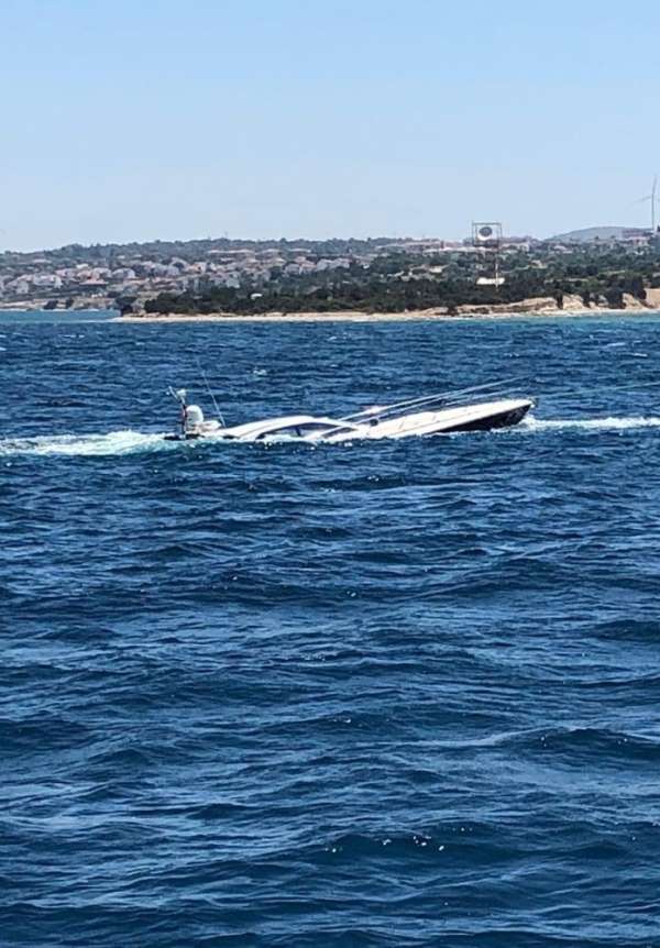 Çeşme'de kaza yapan lüks tekneye hayati operasyon: 5 kişi kurtarıldı 