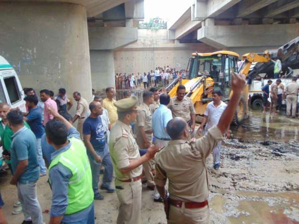 Hindistan'da otobüs kazası: 29 ölü 