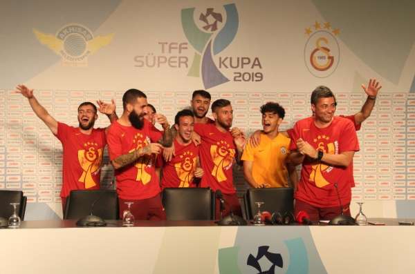 Fatih Terim ve futbolculardan basın toplantısı sırasında kutlama 