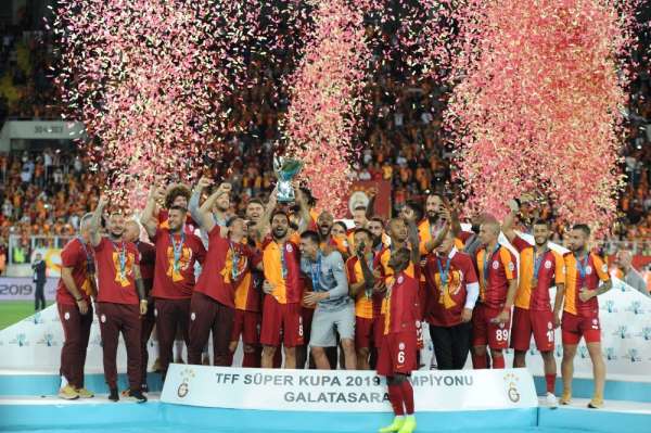 2019 TFF Süper Kupa'nın Şampiyonu Galatasaray kupayı kaldırdı 