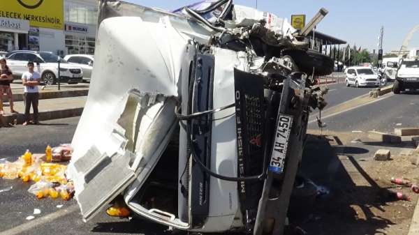 Meşrubat yüklü kamyonet kaza yapıp devrildi: 2 yaralı 