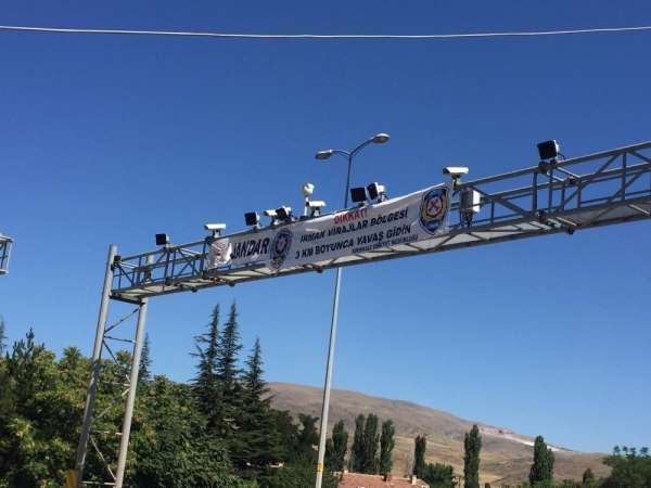 Kaza riski yüksek olan 70 noktaya trafik levhaları konulup, afişler asıldı