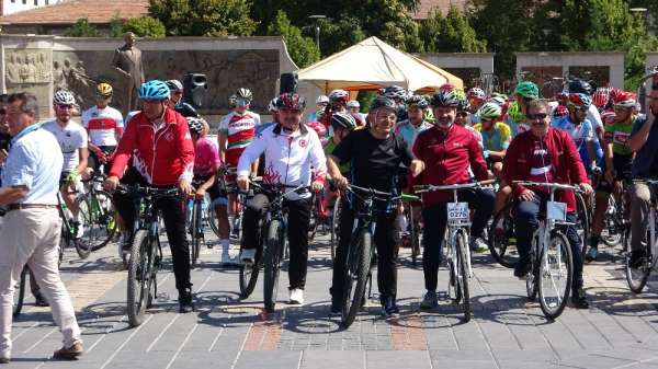 15 Ülkeden 150 bisikletçinin katıldığı Tour Of Central Anatolia Yarışları Sürüyo