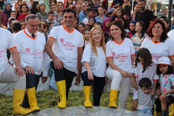 Ece Seçkin çizmeyi giydi üzüm suyu çıkardı 