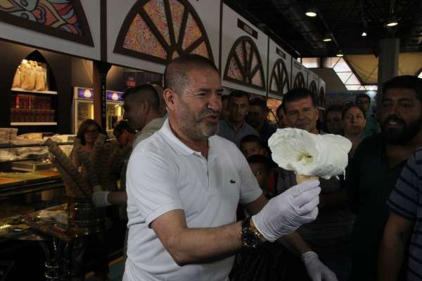 İzmir'de 20 dakikada 250 kilo dondurma tükendi 