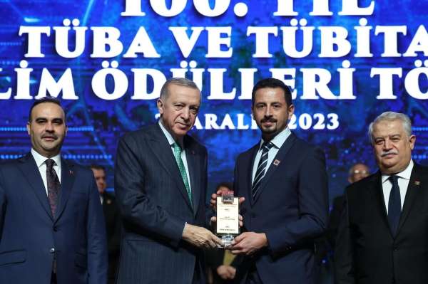 Niğde Ömer Halisdemir Üniversitesi akademisyeni ödülünü Cumhurbaşkanı Erdoğan'dan aldı