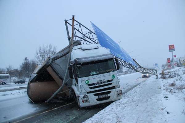 Tekirdağ'da kar ve buzlanma kazaya neden oldu: Tır dorsesi devrildi