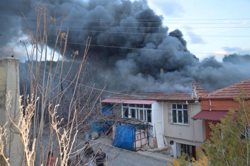 Samsun'da ev yangını: Çatı katı alevlere teslim oldu