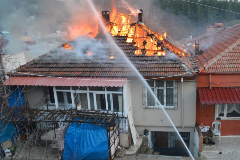 Samsun'da ev yangını: Çatı katı alevlere teslim oldu