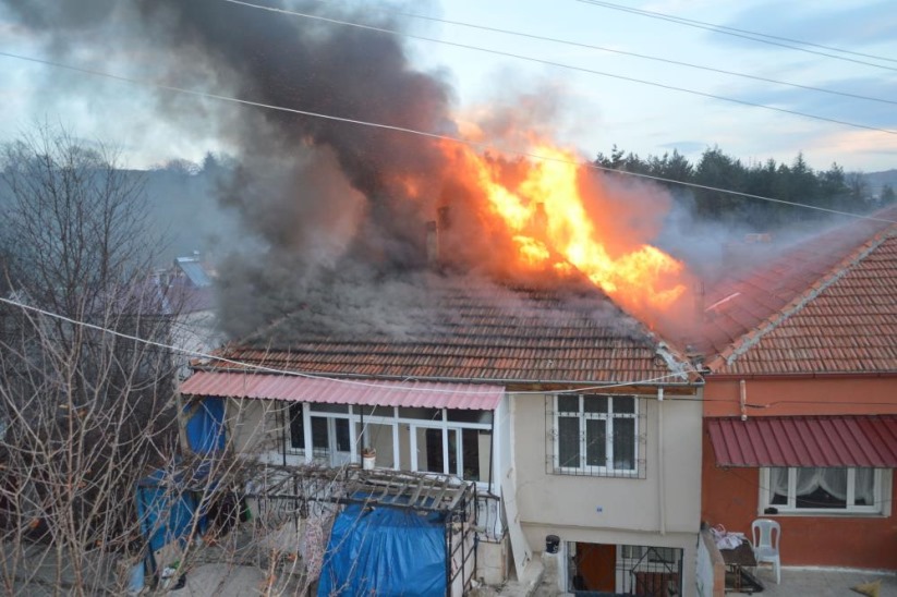 Samsun'da ev yangını: Çatı katı alevlere teslim oldu