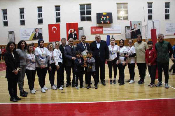 Kumluca'da kadınlar öğretmenler arasında düzenlenen voleybol turnuvası sona erdi