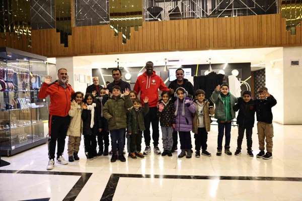 Senegalli futbolcu Mame Thiam, Dicle'de yenilettiği köy okulunun öğrencileriyle buluştu