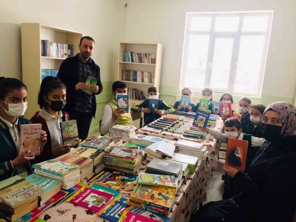Fedakar öğretmen görev yaptığı köy okuluna kütüphane kazandırdı