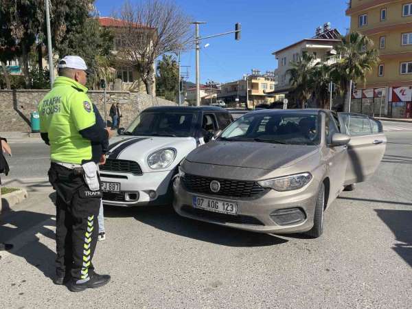 Malatya'dan Alanya'ya giden depremzede kaza yaptı