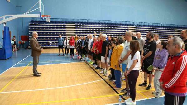 MEÜ, 'Cumhuriyetin 100. Yılı Veteranlar Badminton Turnuvası' düzenledi