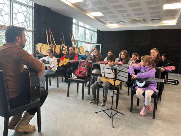 Bilecik Gençlik Merkezi'nde gitar kursu sürüyor