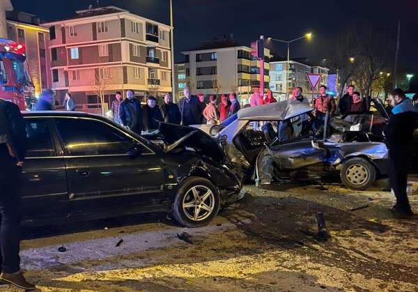 Hurdaya dönen Tofaş'ın içindeki 4 kişi yaralandı, diğer aracın sürücüsü kaza yerinden kaçtı