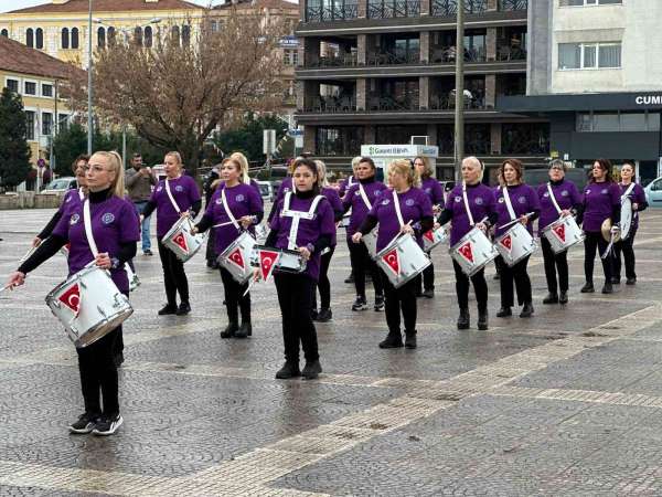 Cumhuriyet Kadınları Bando Takımı'ndan 'Kadınlar Günü' gösterisi