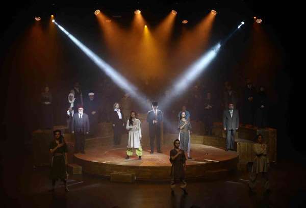 'Cumhuriyet'e doğru' tiyatro oyunu, Atatürk Üniversitesi ev sahipliğinde sahnelendi