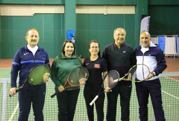 Mersin'de Dünya Kadınlar Günü çerçevesinde düzenlenen tenis turnuvası başladı