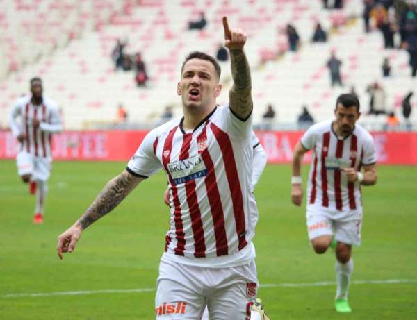 Sivassporlu Rey Manaj gol sayısını 19'a yükseltti