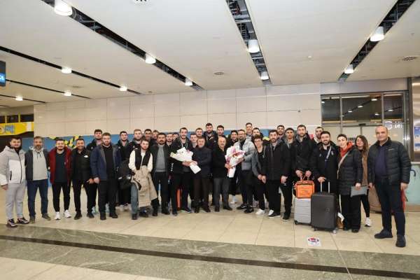 Gebze'nin voleybol takımı çiçeklerle karşılandı