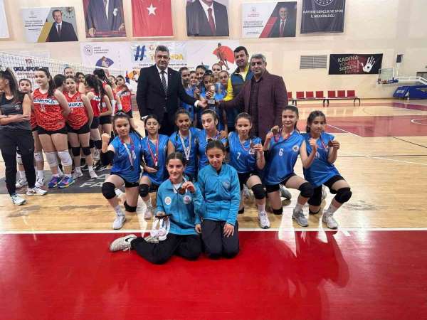 Tomarza Belediyespor kız voleybolda Kayseri 4.'sü oldu