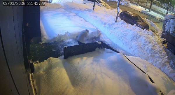 Çatıdan düşen kar kütlesi az daha can alıyordu