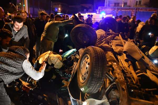 Turgutlu'da feci kaza: 2 ölü, 4 yaralı
