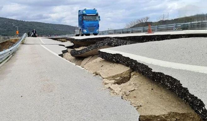 Samsun'da 100 yıl ömrü olacağı söylenen yol bitmeden çöktü