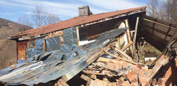 Sinop'ta heyelan: 1 ev yıkıldı, 5 ev kullanılamaz hale geldi - Sinop haber