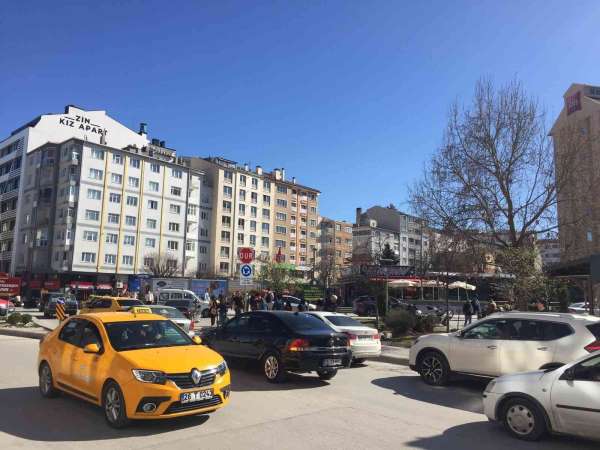 Üniversite Caddesi'nde sıkışan trafik araç sahiplerine zor anlar yaşattı - Eskişehir haber