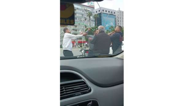 Trafikte yol verme tartışmasında bıçaklı saldırı cep telefonu kamerasında