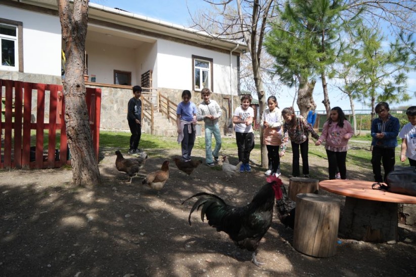 Türkiye'nin ilk köy yaşam merkezinde doğa ve hayvanlarla iç içe eğlenceli ders