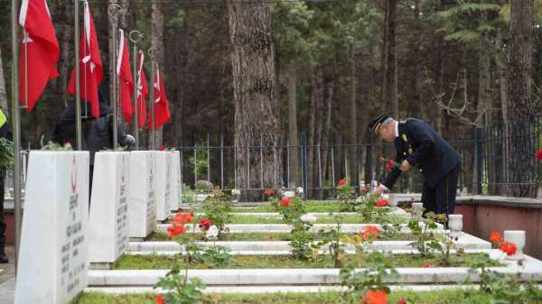 Burdur'da Polis Haftası dolayısıyla şehitlik ziyareti gerçekleştirildi