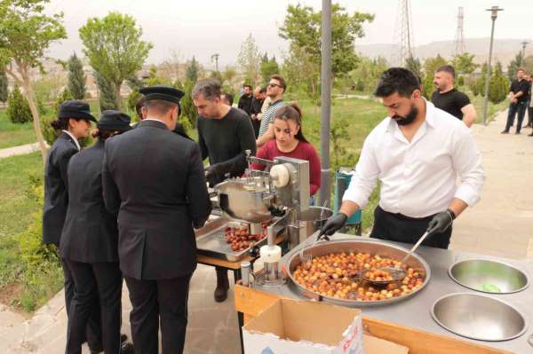 Cizre'de Polis Haftası etkinlikleri kapsamında şehitler anıtına karanfil bırakıldı