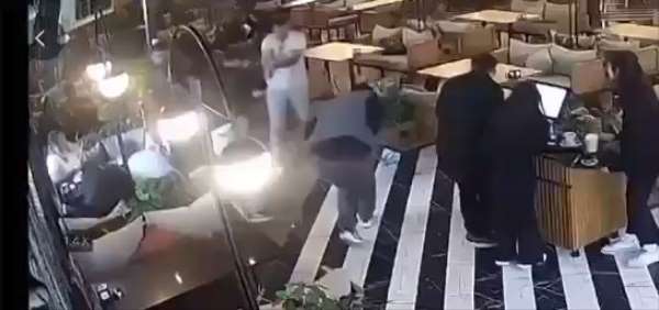 Elazığ'da 2 kişinin yaralandığı silahlı saldırı kamerada