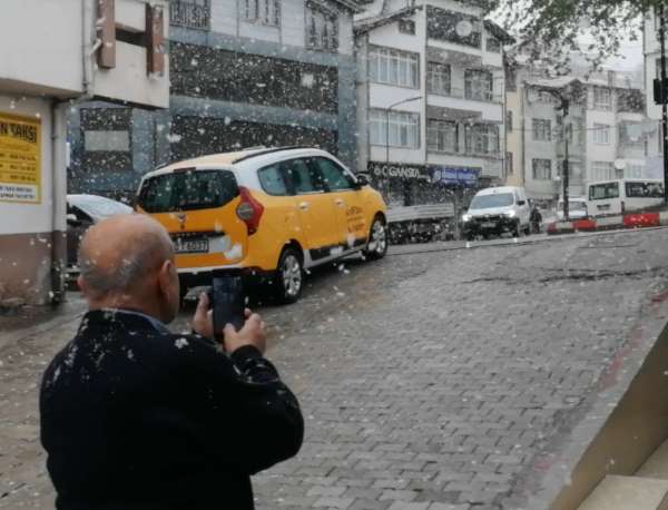 Niksar'da bahar yerini kışa bıraktı