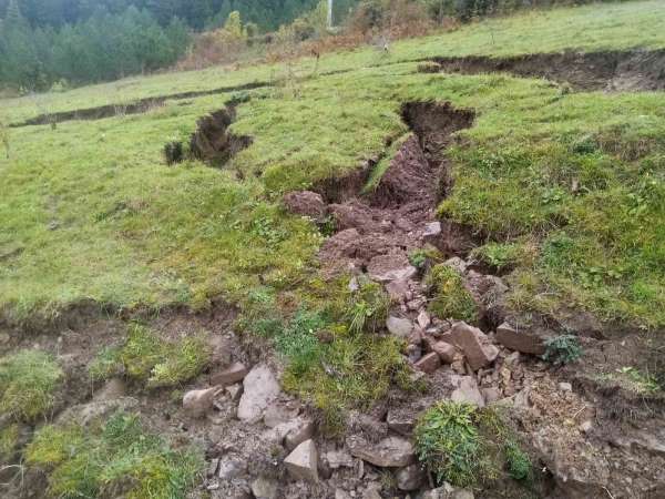 Sinop'ta heyelan mağduru olduğunu ileri süren vatandaş, toprağın kaldırılmasını ve önlem alınmasını istedi