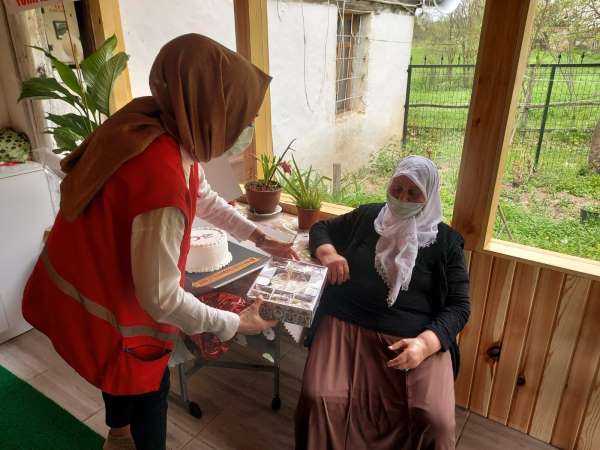 Şehit annesi ihtiyaç sahibi anneler için emekli maaşını Kızılay'a bağışladı