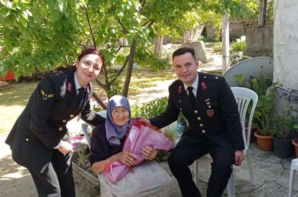 Kırklareli'nde jandarma ekipleri şehit annelerini unutmadı