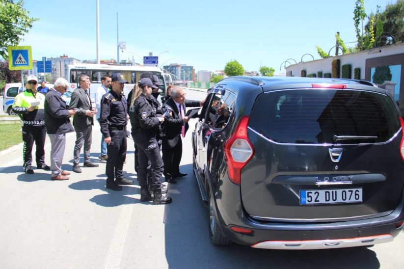 Samsun'da protokolden sürücülere broşür: 'Hayatla Yarışılmaz'