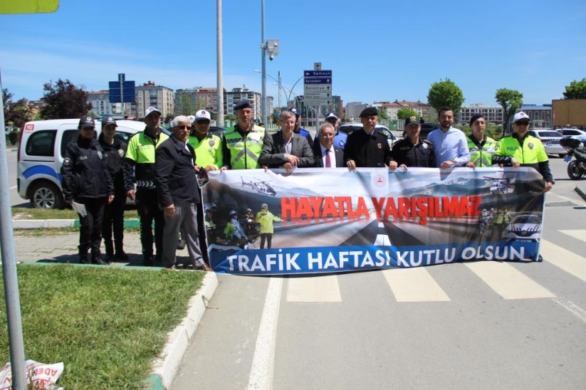 Samsun'da protokolden sürücülere broşür: 'Hayatla Yarışılmaz'