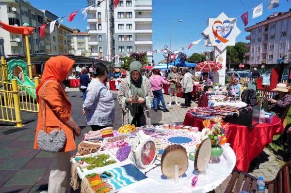 Anneler Günü'ne özel kurulan pazarda hem satış yaptılar hem eğlendiler