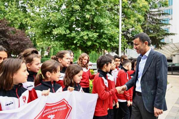 Başkan Çavuşoğlu genç yüzücüleri Antalya'ya uğurladı