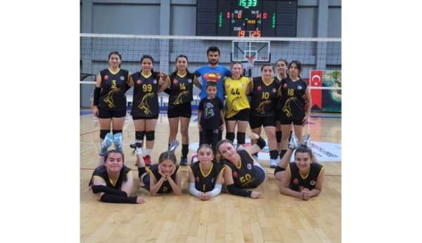 Köyceğiz Akademi Spor Kulübü voleybol kız takımı yenilgisiz grup birincisi oldu