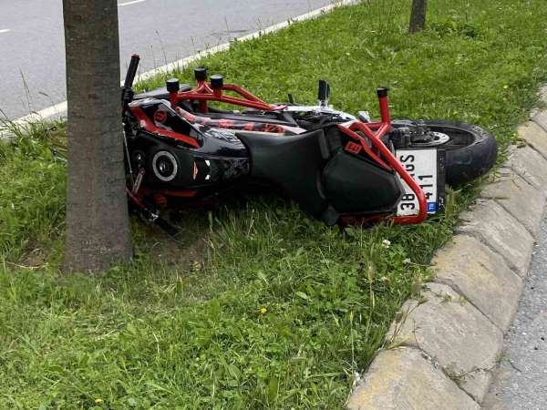 Küçükçekmece'de korkunç kaza, ağaca çarpan motosiklet sürücüsü feci şekilde can verdi