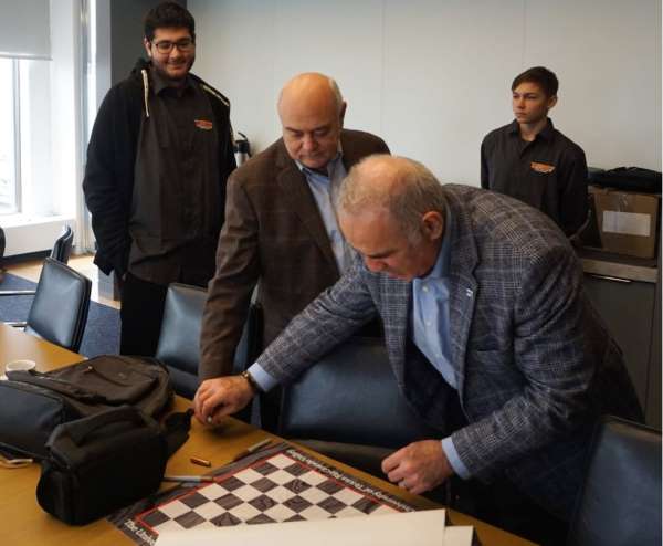 Mersinli santranççı Barış Özenir, Kasparov'dan imzalı satranç tahtası aldı