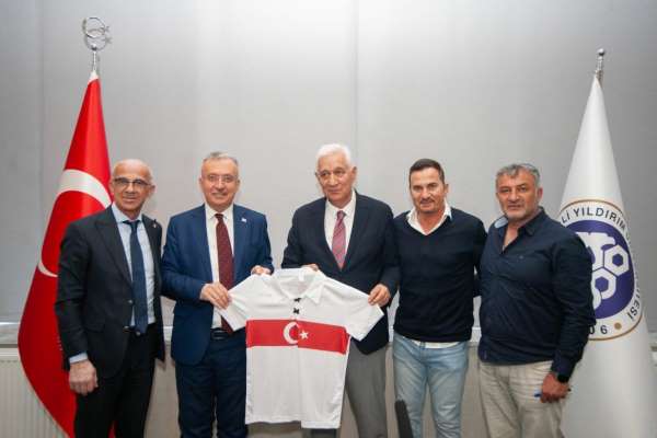 Türk futbolunun unutulmaz isimleri Rektör Levent'i ziyaret etti